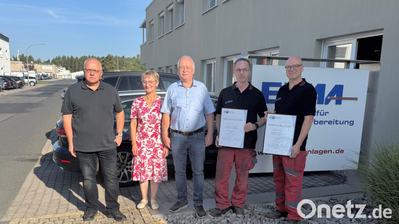 Andreas Ficker (Zweiter von rechts) und Robert Bernhard (rechts) halten ihre Ehrenurkunden der IHK Regensburg in den Händen. Mit ihnen freuen sich Vertriebsleiter und Geschäftsführer Udo Bräu (links), Gabi Meierhöfer und Geschäftsführer Alfons Meierhöfer über das besondere Jubiläum. Bild: ELMA Anlagenbau