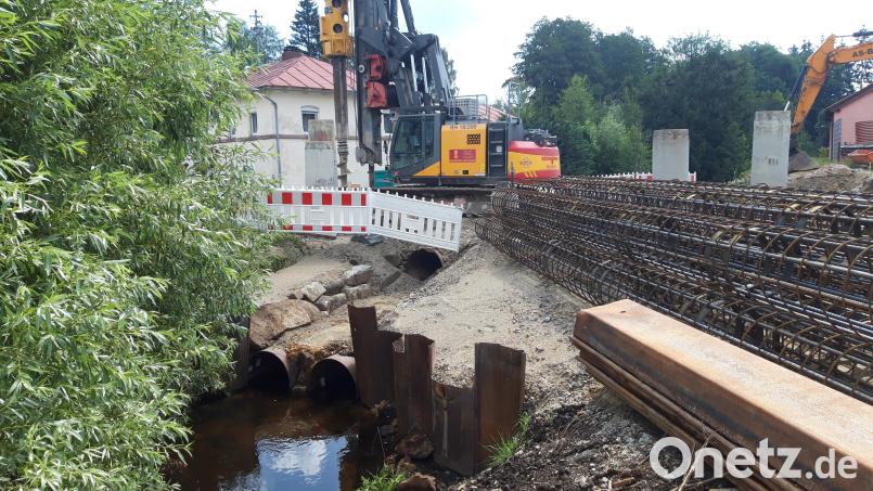 Bauarbeiten beim Neubau der Fichtelnaabbrücke im Mehlmeiseler Ortsteil Unterlind. Auf dem Bild ist die Firma Schaubeck beim Setzen der teilweise 14 Meter langen Betonbohrpfähle zur Schaffung eines sicheren Brückenfundaments zu sehen. Bild: wkr