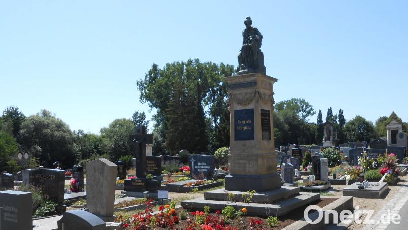 Die Ruoffsche Grabstätte am Amberger Katharinenfriedhof ist ein Beispiel für ein denkmalgeschütztes Grab. Sie liegt links neben dem Hauptweg, vom Eingang nahe dem kleinen Kreisverkehr aus in Richtung Leichenhaus. Bild: Stefan Ferstl