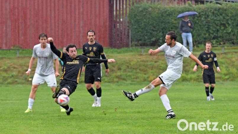 Der FC Tirschenreuth (dunkle Trikots) gewann am vergangenen Sonntag bei der SG Bärnau/Thanhausen mit 2:0. Am zehnten Spieltag empfängt der FC den TSV Thiersheim, Bärnau reist zu Tabellenführer VfB Arzberg. Bild: Rudi Gebert