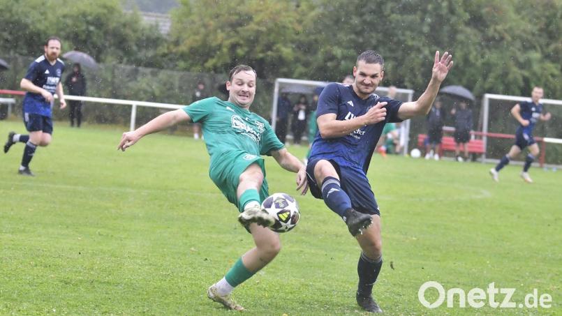 Die Partie der SG Traßlberg (rechts Julian Reindl) gegen den FC Rieden gab es schon am 21. August, sie wurde aber wegen einer Verletzung eines Riedener Spielers abgebrochen. Das Nachholspiel am Mittwochabend gewann Traßlberg mit 6:3. Bild: Hubert Ziegler