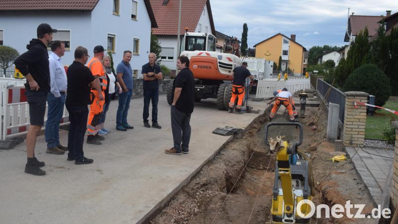 In der Kaltenthalerstraße konnte sich er Bauausschuss ein Bild davon machen, welchen Schaden ein Wasserrohrbruch verursachen kann. Bild: Richard Braun
