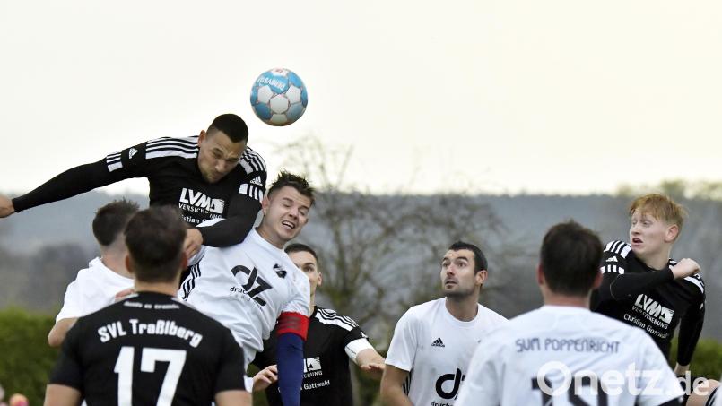In der Saison 2022/23 spielte der SVL Traßlberg noch ein Derby gegen den SV Michaelspoppenricht. Mittlerweile treten die Fußballer als Spielgemeinschaft auf. Die beiden Nachbarvereine wollen nun fusionieren. Archivbild: Hubert Ziegler