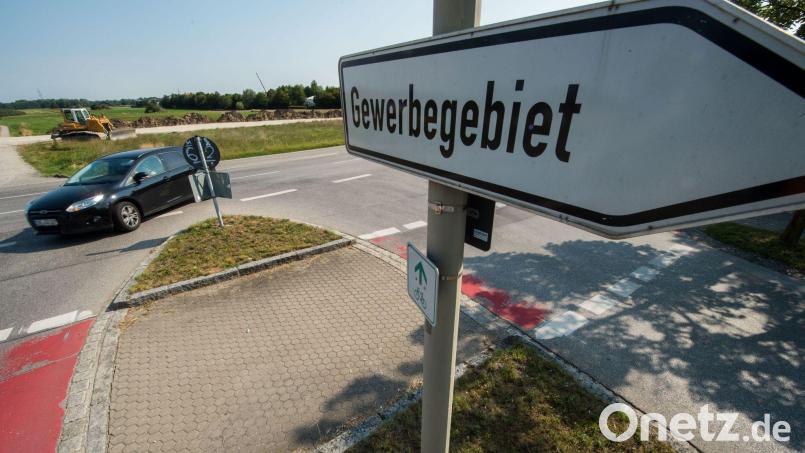 Jeden Tag werden umgerechnet 11 Fußballfelder in Bayern neu für Straßen, Wohn- oder Gewerbegebiete überbaut. (Symbolbild) Bild: Lino Mirgeler/dpa