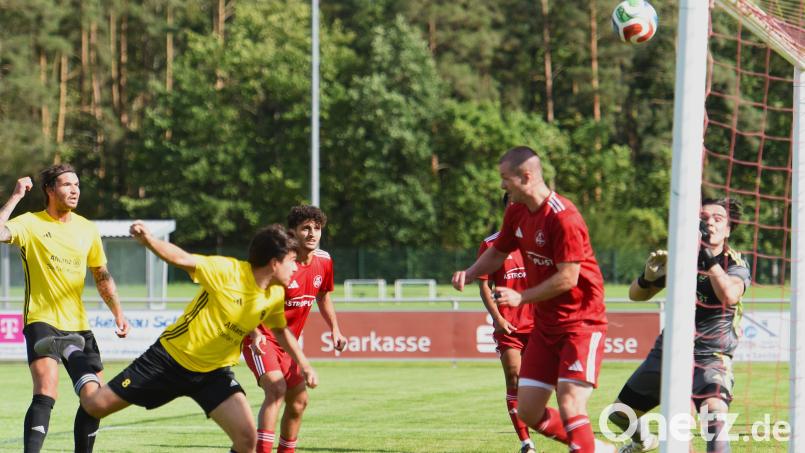 Die Sportvereinigung Grafenwöhr (rote Trikots) hat den Tabellenletzten SC Eschenbach zu Gast. Archivbild: Gerhard Büttner