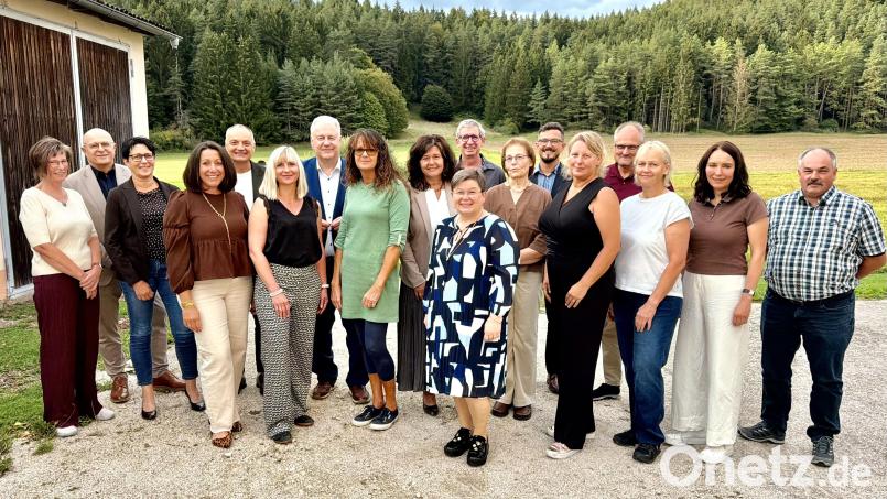 Landrat und Klinikleitung luden die Jubilare und Ruheständler der Krankenhäuser des Landkreises Amberg-Sulzbach zu einem gemeinsamen Abendessen ein. Bild: Marie Ehras
