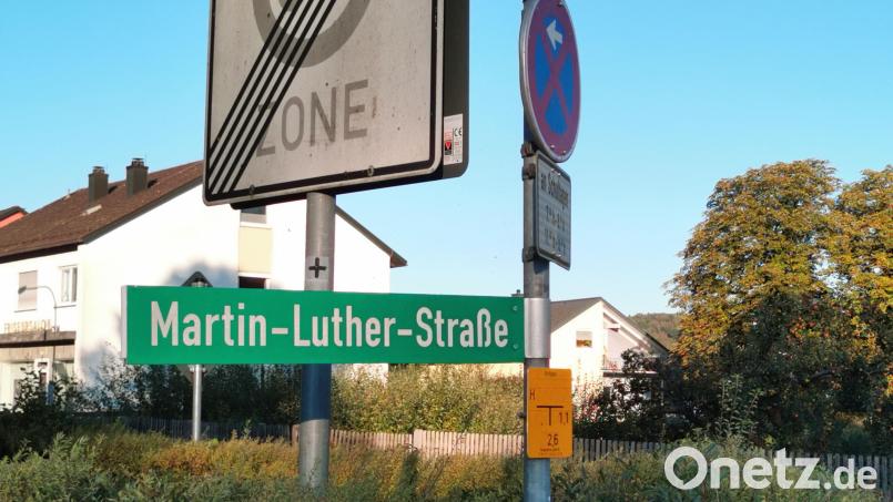 Nach links geht es in die Martin-Luther-Straße: Grüne Straßennamenschilder zeigen in Oberviechtach den weg. Bild: Gertraud Portner
