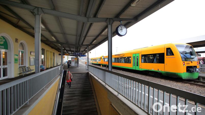Ein 18-Jähriger hat sich am Bahnhof Schwandorf bei einer Fahrscheinkontrolle in einer Zugtoilette versteckt. Symbolbild: Gerhard Götz