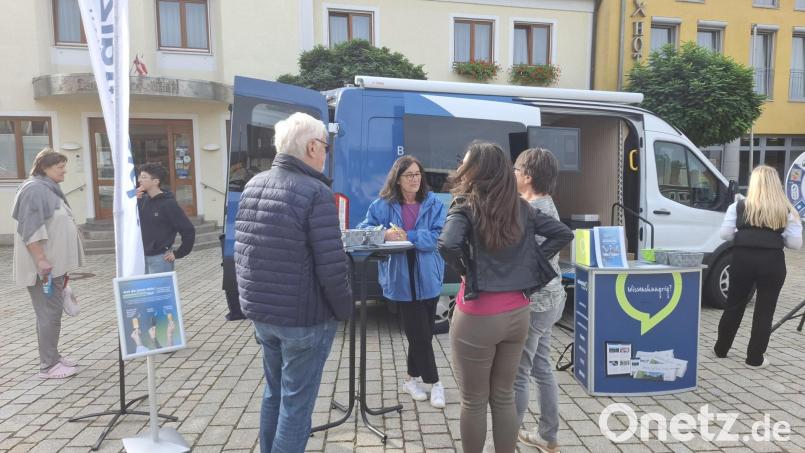 Bei "Redaktion on Tour" haben Leser die Möglichkeit mit den Mitarbeitenden von Oberpfalz-Medien, wie hier in Wernberg-Köblitz, ins Gespräch zu kommen und beim Gewinnspiel Preise zu gewinnen. Bild: Eva Kreuzer