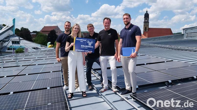 Auf dem Dach des Amberger Congress Centrums liefert jetzt eine Photovoltaikanlage rund 25 Prozent des Stroms, der im Haus verbraucht wird. Bild: Rudolf Ettl (GRAMMER Solar)