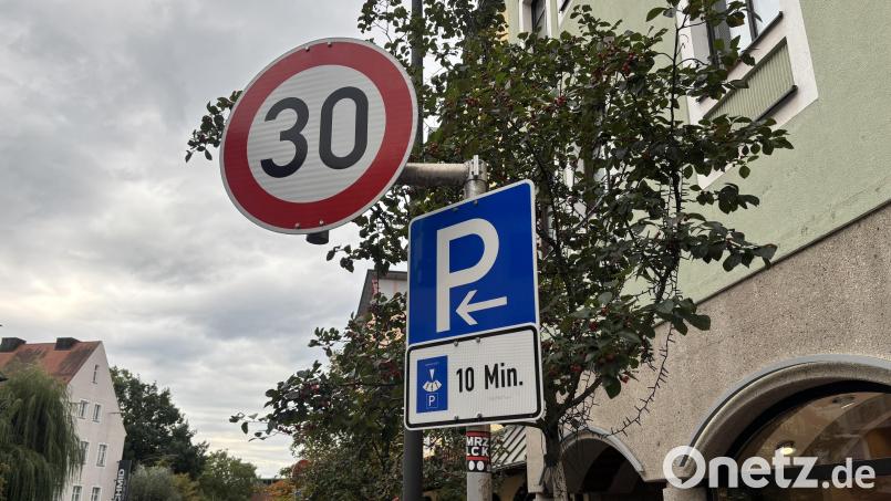 Die Beschilderung in der Dr.-Pfleger-Straße weist die neuen Stellplätze als Kurzzeitparkplätze aus. Vorgesehen sind maximal zehn Minuten. Bild: mcl