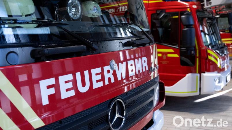 Die Feuerwehr löscht den Brand. (Symbolbild) Bild: Sven Hoppe/dpa