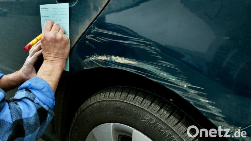 Rückwärts ausrangieren und gegen ein anderes Auto gestoßen: Ein Parkrempler ist schnell passiert. Die Polizei empfiehlt, immer die Beamten zu rufen, wenn der Besitzer des anderen Wagens nicht da ist. Nur ein Zettel ist zu wenig. Symbolbild: Roland Weihrauch/dpa