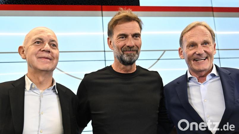DFB-Vizepräsident Hans-Joachim Watzke (r) mit Bundestrainer Jürgen Klopp (M) DFB-Präsident Bernd Neuendorf. (Archivbild) Bild: Florian Wiegand/dpa