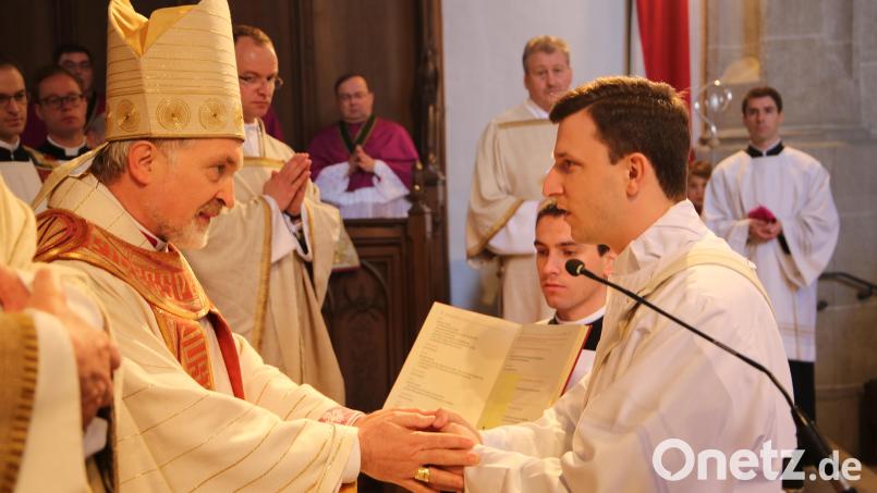 Mit der Priesterweihe im Dom zu Eichstätt durch den damaligen Bischof Gregor-Maria Hanke begann für Michael Polster im Jahr 2018 sein seelsorgerisches Wirken. Bild: Geraldo Hoffmann