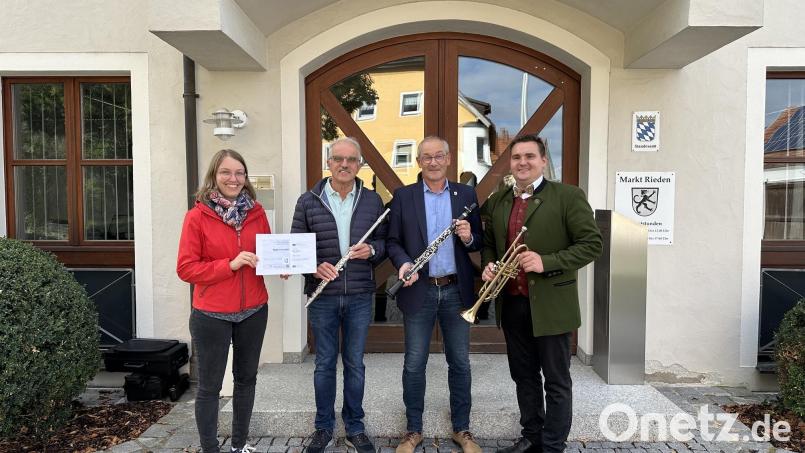 Eine wichtige Spende für die Blaskapelle St. Georg in Rieden kam jetzt von der Organisation „Integrierte Ländliche Entwicklung Oberpfälzer Jura. Im Bild von links: Franziska Sippl (ILEO), der Kassier der Blaskapelle, Adalbert Obermeier, Riedens Bürgermeister Erwin Geitner und Blaskapellenvorsitzender Sebastian Zapf. Bild: Michael Rabenhofer