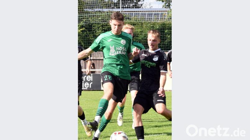 Jakub Nedbaly (grünes Trikot) erzielte am Sonntag beim 1:0-Erfolg des SV Mitterteich in Katschenreuth das Siegtor. Archivbild: Rudi Gebert