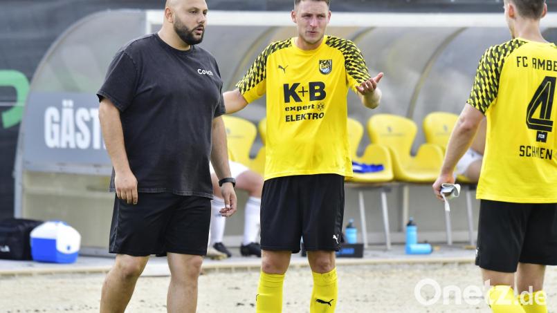 Reichlich Gesprächsbedarf gab's nach der 0:4-Niederlge zwischen FC-Trainer Erkan Kara, Matthias Graf (Mitte) sowie Kapitän Mario Schmien. Archivbild: Hubert Ziegler