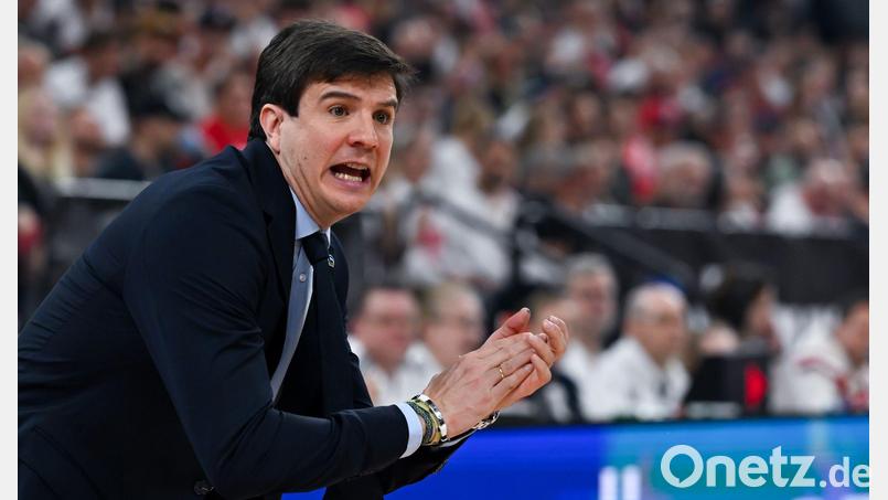 Alba-Trainer Pedro Calles musste bis zum Ende zittern. (Archivbild) Bild: Sven Hoppe/dpa