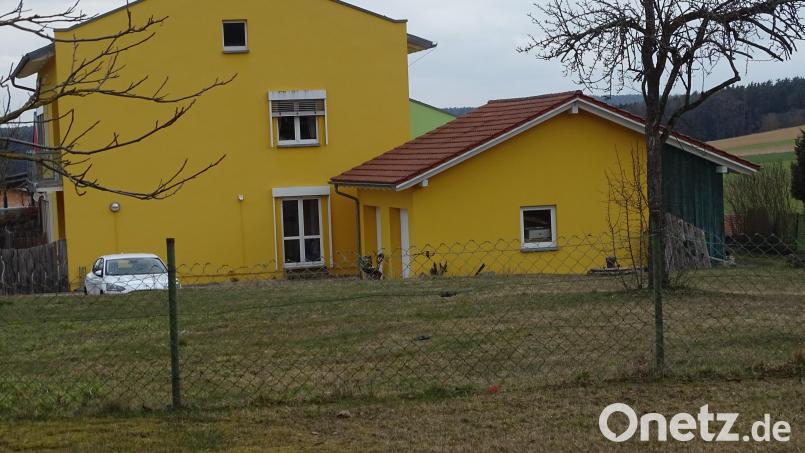 An der Nordseite des Kindergartens in Högling wird im kommenden Jahr auf Gemeindegrund ein Anbau entstehen, der nach seiner Fertigstellung Krippenkinder beherbergt. Die im Vordergrund zu sehende Garage wird zum Start der Bauarbeiten abgerissen. Bild: Houschka Bild: Wolfgang Houschka