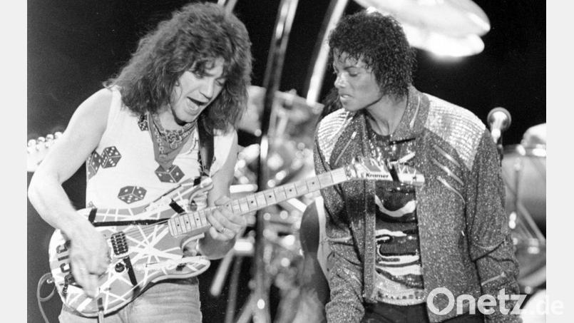 Berühmte Stratocaster-Kopie: die „Franken-Strat“ des 2020 gestorbenen Gitarrenvirtuosen Eddie van Halen. Auf dem Bild ist van Halen bei einem Auftritt mit Michael Jackson im Jahr 1983 zu sehen. Bild: Carlos Osorio/AP/dpa