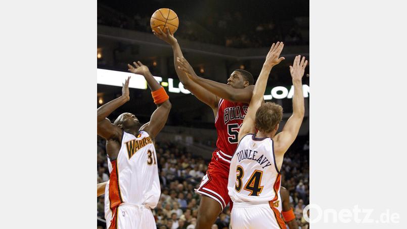 Michael Sweetney (Mitte) spielte in der NBA für die Bulls und die Knicks. (Archiv-Foto) Bild: John G. Mabanglo/epa/dpa