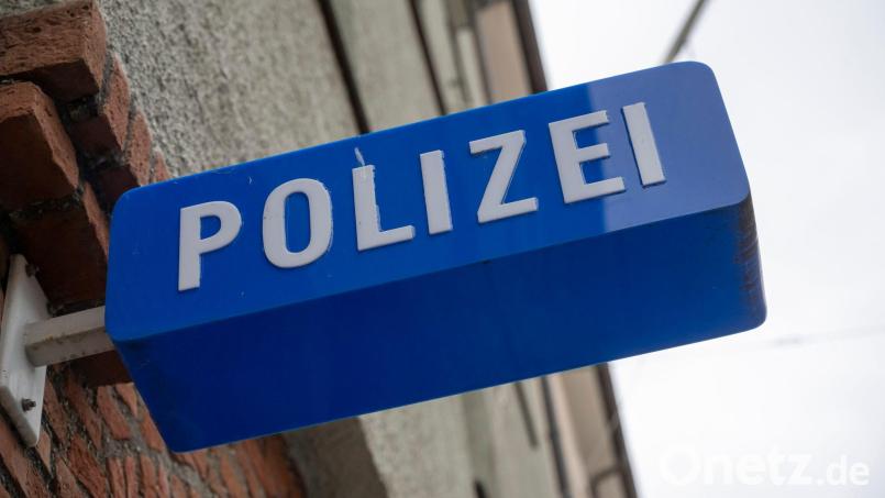 Die Polizei sperrt die Autobahn. (Symbolbild) Bild: Peter Kneffel/dpa