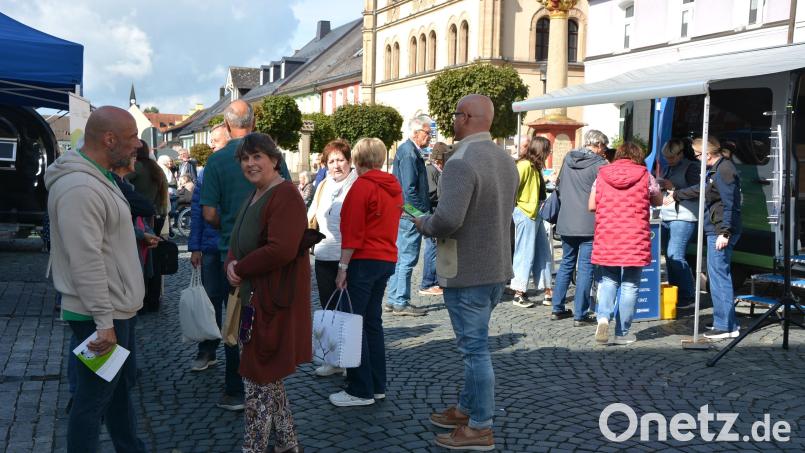 Am Donnerstag war wieder Wochenmarkt in der Kemnather Innenstadt, das Wetter spielte auch mit. Bild: Josef Rosner