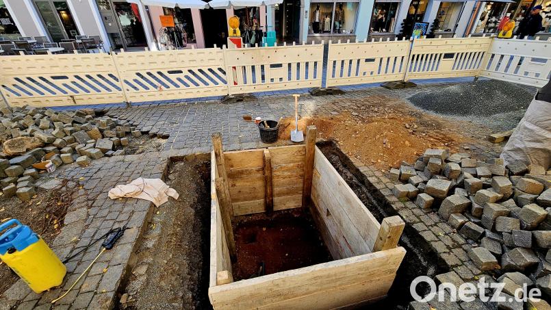 In diesem Schacht am Oberen Markt in Weiden entdeckten Archäologen Reste einer alten Straße, die wohl im Spätmittelalter die beiden Tore in der Altstadt verband. Bild: blf