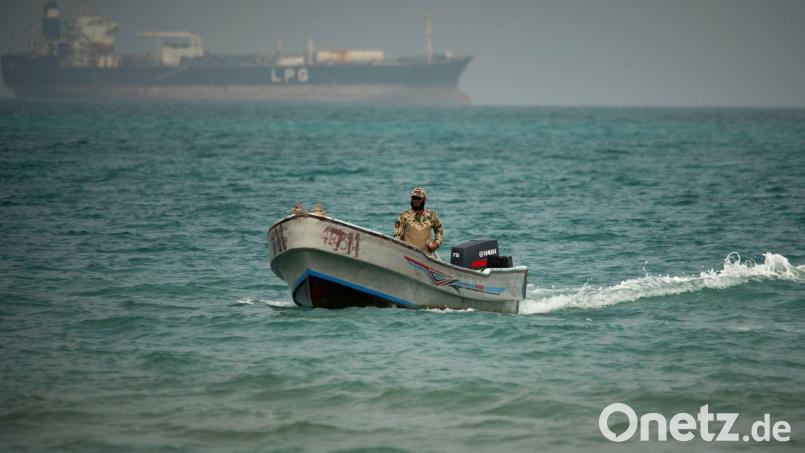 Italien will die Durchfahrt ihrer Schiffe durch die Meerenge Bab al-Mandab militärisch gewährleisten. (Archivbild) Bild: Abdulnasser Alseddik/AP/dpa