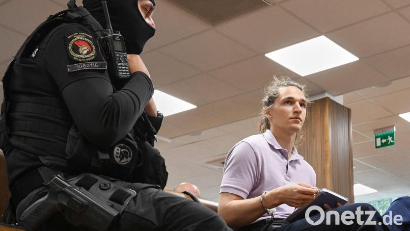In Ungarn hat das Berufungsverfahren gegen die non-binäre Person Maja T. aus Deutschland begonnen. Bild: Pavel Bogolepov/AP/dpa