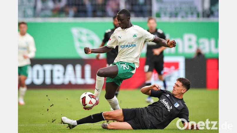Fürths Omar Sillah (links) und Tobias Müller aus Magdeburg kämpfen um den Ball. Bild: Daniel Karmann/dpa