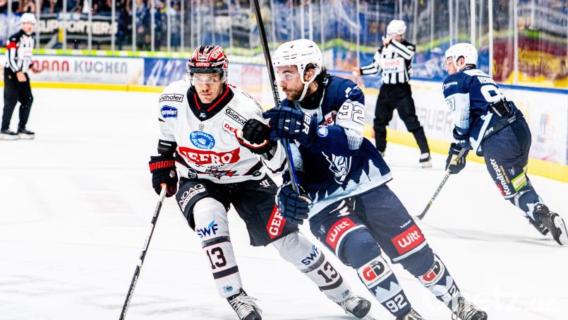 Brayden Tracey (rechts) erzielte drei Tore bei seinem Pflichtspieldebüt für die Blue Devils Weiden. Bild: Elke Englmaier