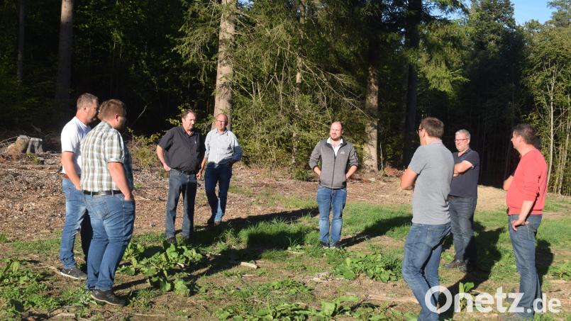 Vor Ort informierte sich der Trausnitzer Gemeinderat über den Baustand des Projekts "Windpark Trausnitz". Fachkundige Einweisung gab der zuständige Bauleiter Stefan Aumüller (Mitte) von der Max Bögl AG. Bild: Richard Braun