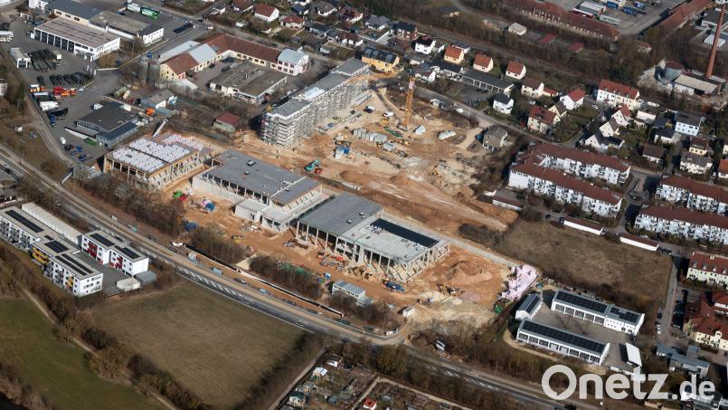 Das Areal zwischen der Amberger Straße (oben) und der Vilstalstraße (unten) ist eine Großbaustelle. Während oben Wohnblocks, genannt "Stadtgarten", entstehen, wird darunter am Zolltrainingsgelände gebaut. Das Luftbild entstand im April. Mittlerweile ist der Baufortschritt deutlich weiter. Bild: Bernd Georgi