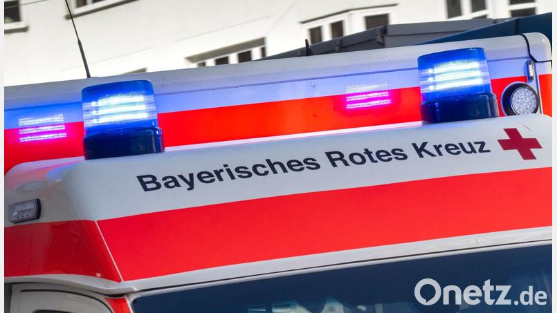 Der Rettungsdienst bringt den Mann ins Krankenhaus. (Symbolbild) Bild: Peter Kneffel/dpa