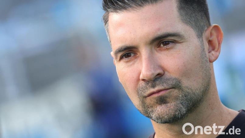 Freut sich auf das Heimspiel gegen Nürnberg II und dann auf die Wiesn: 1860-Trainer Alper Kayabunar. (Archivbild) Bild: Karl-Josef Hildenbrand/dpa
