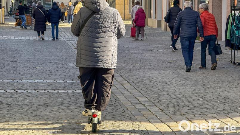 Um E-Scooter- und Radfahrer in der Amberger Fußgängerzone künftig besser kontrollieren zu können, setzt die Stadt auf den Ordnungsdienst des Kommunalen Zweckverbands Verkehrssicherheit. Archivbild: Wolfgang Steinbacher