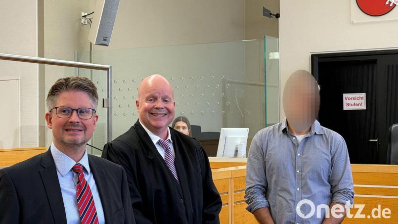 Da haben die Anwälte gut lachen: Freispruch für einen wegen angeblicher Tötungsdelikte angeklagten Arzt. Bild: Thomas Strünkelnberg/dpa