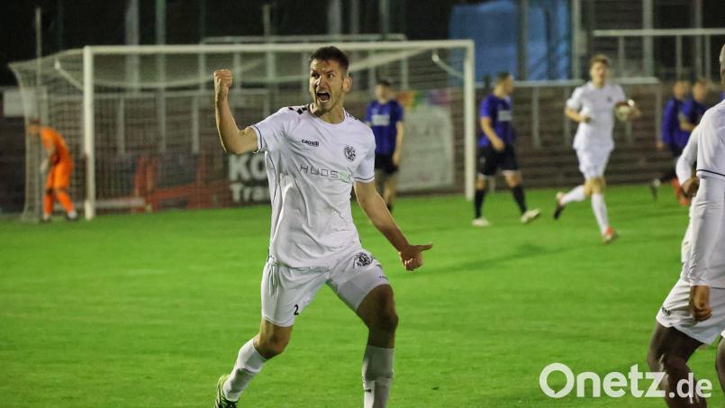 Emotionen pur: Gebenbachs Johannes Golla feiert sein Tor zum 1:1 gegen die SpVgg SV Weiden. Am Ende siegte die DJK mit 3:1. Bild: Dieter Jäschke