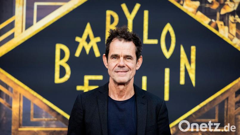 Tom Tykwer und das Team um „Babylon Berlin“ haben eine Reichtstag-Plenarsitzung im Hamburger Rathaus gedreht. (Archivbild) Bild: Christoph Soeder/dpa