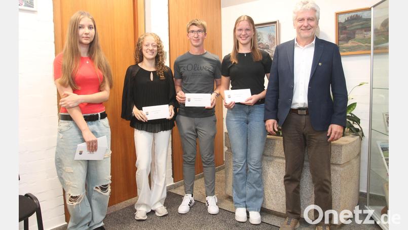 Bürgermeister Robert Lindner (rechts) zeichnet Nina Pakhomova, Lena Helgert, Matthias Schieder, Hanna Fütterer (von links) aus. Bild: Josef Pilfusek