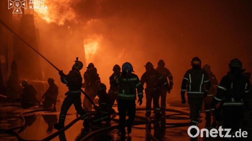 Auch das Kiewer Umland wird regelmäßig mit russischen Drohnen- und Raketenangriffen überzogen. (Archivbild) Bild: -/Ukrainian Emergency Service via AP/dpa