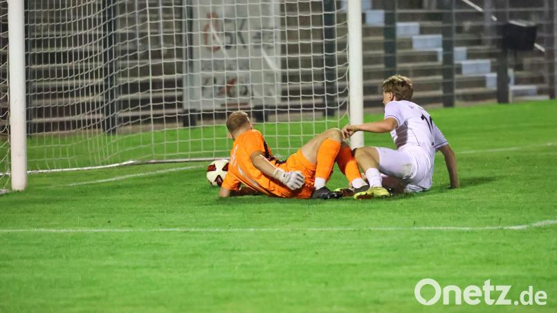 Die vorentscheidende Szene im Bayernliga-Derby: Gebenbachs Noah Pirner (weißes Trikot) spitzelt den Ball an SpVgg-SV-Keeper Eric Schlesinger vorbei zum 2:1 ins Tor. Bild: Dieter Jäschke