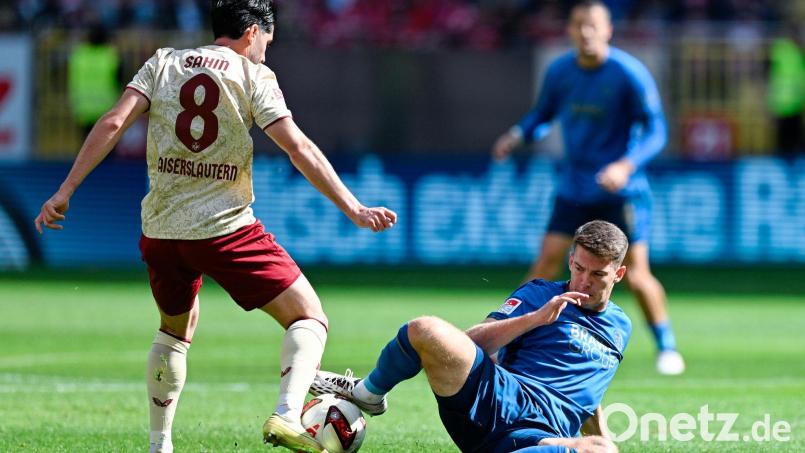 Kaiserslauterns Semih Şahin (l) und Braunschweigs Florian Flick kämpfen um den Ball. Bild: Uwe Anspach/dpa