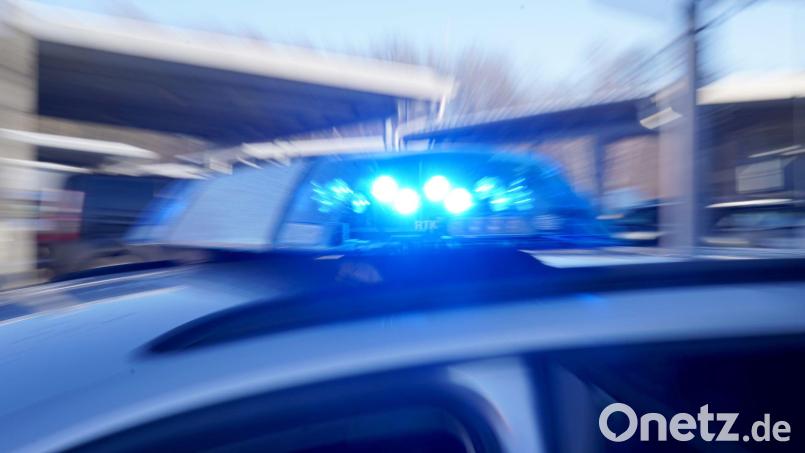 Neben den Waffen finden die Beamten auch einen angerauchten Joint. (Symbolbild) Bild: Marcus Brandt/dpa