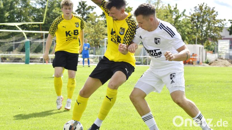 Der FC Amberg (gelb) sicherte sich im Spiel gegen Bad Abbach einen Punkt. Archivbild: Hubert Ziegler
