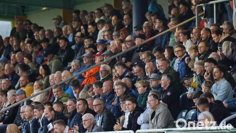 Das Sparda-Bank-Stadion hatte am Freitag Rekordbesuch in der Liga: 1275 Verfolgten die Partie der SpVgg SV gegen die DJK Gebenbach. Bild: Dieter Jäschke
