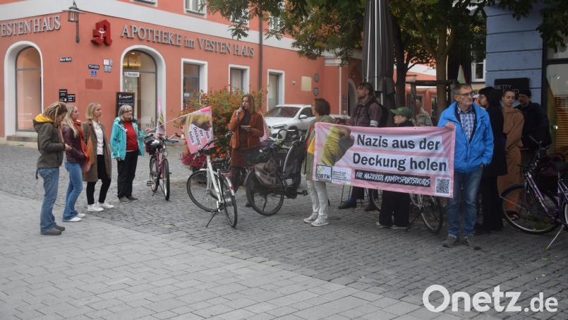 Am Pfarrplatz in der Fußgängerzone formierten sich die Demonstrierenden. Im Rahmen der Kampagne „Nazis aus der Deckung holen“ führte die Route zu mehreren Stationen in der Weidener Innenstadt. Bild: Ernst Frischholz