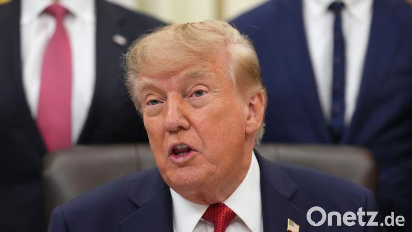 Trump hat das gegen Russland gerichtete Sanktionsgesetz unterzeichnet. Bild: Jacquelyn Martin/AP/dpa